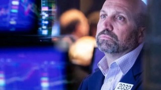 美股中概股普跌，特斯拉重挫5.4%，原油涨超11%