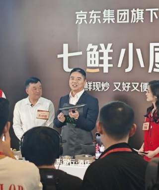 刘强东直播炒菜，“为家人带来幸福是最大的快乐”