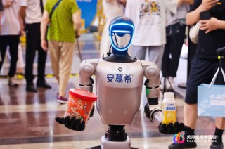 汪小菲试吃，安慕希跨界……在好博会，逛着逛着就吃饱了