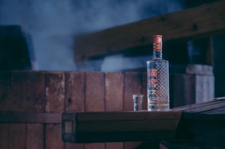 “高端化”引领、“年轻化”打造第二增长曲线，泸州老窖收入利润双增