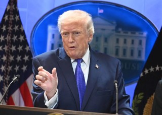 特朗普想不通：双航母压境、最后通牒，伊朗为何就是不低头？