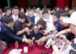 茅台股东大会结束，张德芹成关注重点，大批股东带“蛇茅”求亲笔签名