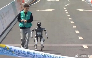 人形机器人马拉松刷屏，冠亚季军什么来头？“顶流”宇树科技回应摔倒