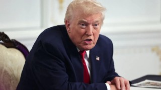 美国白宫抨击三家媒体对“非法命令”相关视频的报道