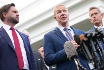 美联航CEO去年秋季就已考虑合并事宜，数月后才告诉特朗普