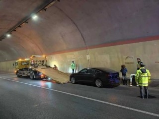 高速上一小车刹车失灵，以115km/h狂奔490公里，开了4个半小时至燃油耗尽！司机要求退车退款，厂家回应