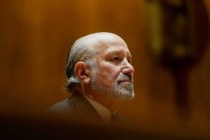 司法部文件曝光后 美国商务部长卢特尼克承认曾前往爱泼斯坦岛屿