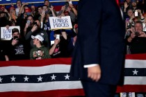 特朗普欲将选民注意力重新聚焦经济领域，此举或令其追悔莫及