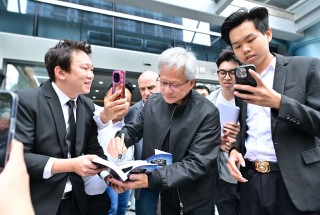 黄仁勋现身英伟达深圳公司楼下 参加年会并“逛吃”