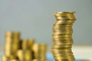 看好金属价值美国男子囤积30吨硬币，或面临法律与成本双重困局