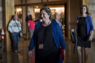 费城联储行长：预计2026年晚些时候将小幅降息