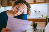 K型复苏经济加剧女性压力：薪资偏低、生活成本高企导致消费缩减