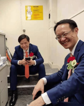 雷军前脚刚增持小米，小米副董后脚就宣布套现140亿！还说看好小米未来！网友：刚添了根柴又被泼一盆水