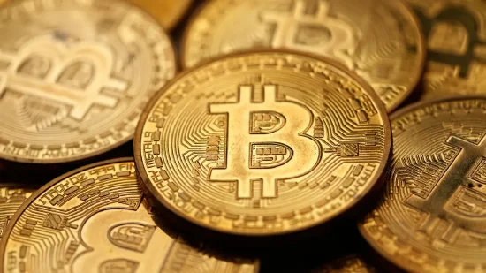 渣打分析师为预测比特币涨至12万美元致歉 称目标价“可能太低”  第1张