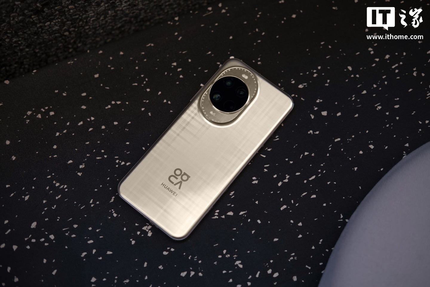 【IT之家图赏】华为 nova 14 Ultra 实拍：全新星耀环、经典格纹，一眼吸金  第6张
