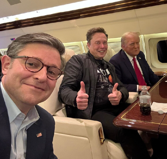 美众议院议长约翰逊晒三人合影：感谢马斯克对政府效率部的贡献  第1张