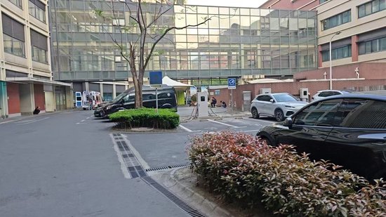 江西省儿童医院一医生帮联系民营救护车800公里收2.8万元,院方调查 第2张 江西省儿童医院一医生帮联系民营救护车800公里收2.8万元,院方调查 第2张