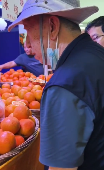 好博会 丨 观众排队争抢冰糖橙,大爷尝后直呼“甜” 第1张 好博会 丨 观众排队争抢冰糖橙,大爷尝后直呼“甜” 第1张