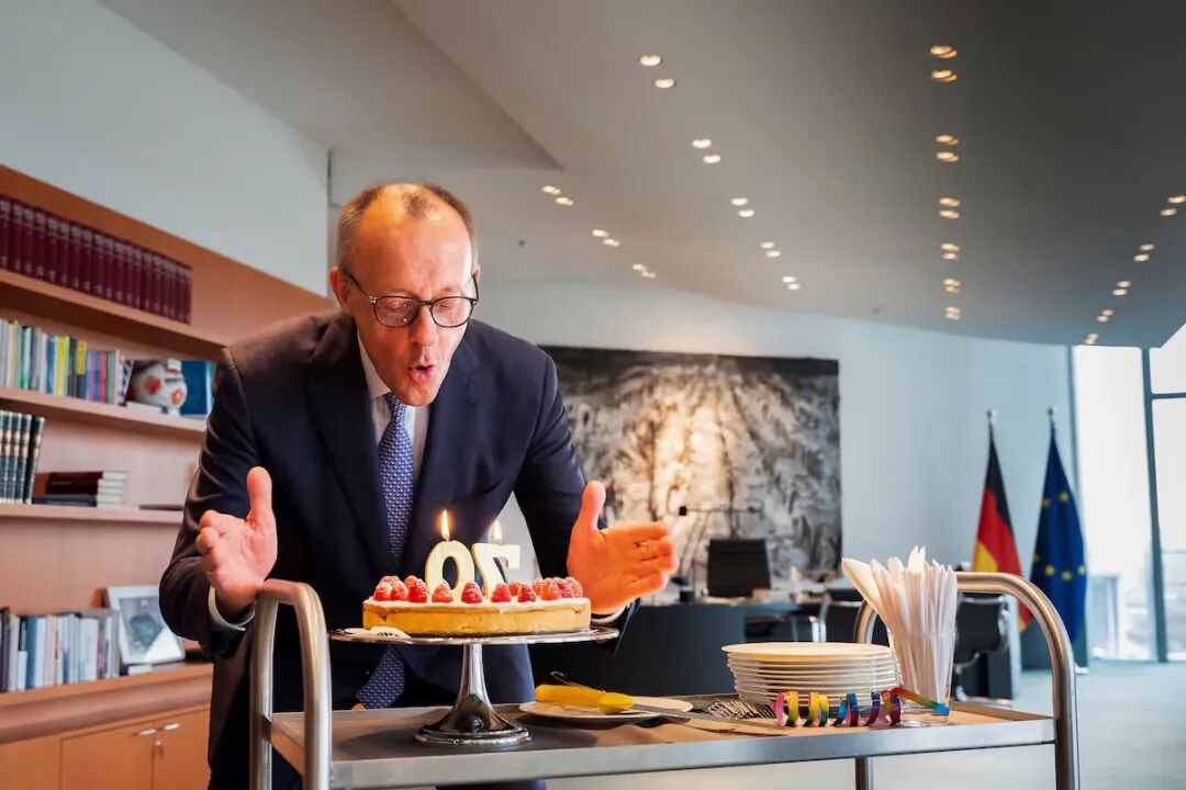 欧元EURUSD意外迎来“鹰派反击”:欧洲通胀风险回到平衡区,12 月再降息彻底没戏 第2张 欧元EURUSD意外迎来“鹰派反击”:欧洲通胀风险回到平衡区,12 月再降息彻底没戏 第2张