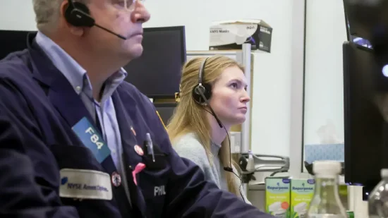 尾盘:美股继续下滑 道指下跌约350点 第1张 尾盘:美股继续下滑 道指下跌约350点 第1张