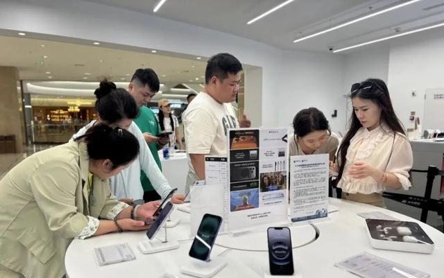 海南封关首日：30克金饰省近万元，居民排长队买榴莲  第2张