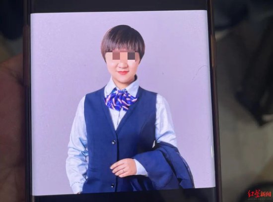 36岁银行经理和丈夫自杀，被指大量挪用储户存款，有人取钱时140万元存款只剩8.8元！她生前花180万元订豪车  第1张