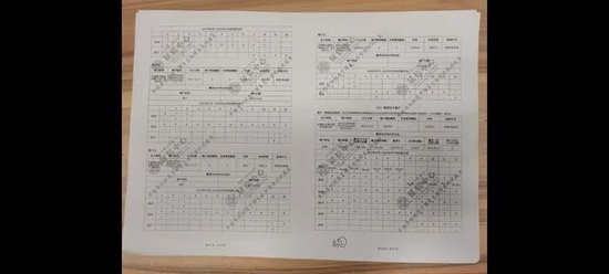 广东一男子名下准贷记卡正常透支却被认为“逾期”,还冒出1000万亿元欠款,光大银行回应 第1张 广东一男子名下准贷记卡正常透支却被认为“逾期”,还冒出1000万亿元欠款,光大银行回应 第1张