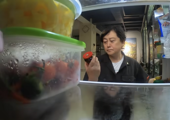 老干妈，出山救子，又赚翻了：2024年营收逼近54亿元，几乎追平历史峰值  第4张