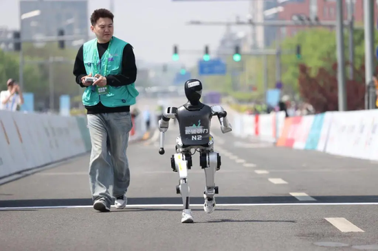 松延动力将上春晚，“形式非常新颖，跟之前的都不一样”  第3张