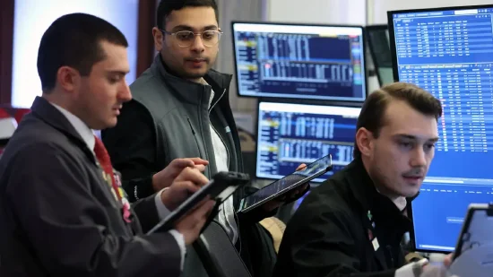 尾盘:道指上涨400点,软件股从AI冲击担忧中反弹 第1张 尾盘:道指上涨400点,软件股从AI冲击担忧中反弹 第1张