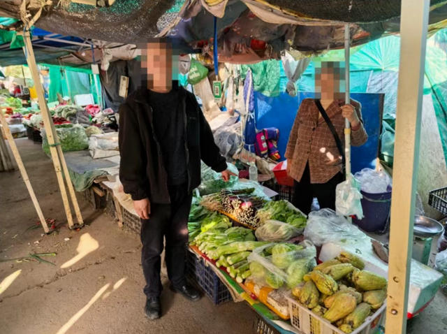 男子花200元购26张50元面额假币买菜被抓,被批评教育并罚款400元 第2张 男子花200元购26张50元面额假币买菜被抓,被批评教育并罚款400元 第2张