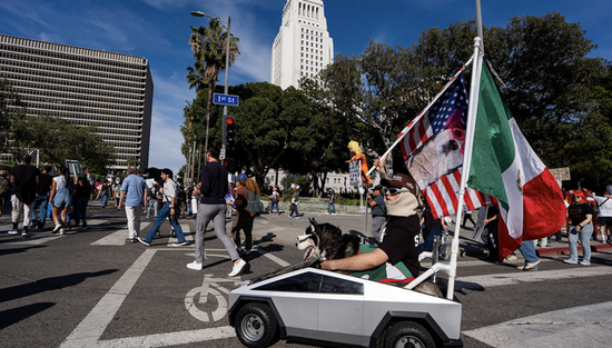 反对对伊朗动武,千人“包围”洛杉矶政府机构大楼 第1张 反对对伊朗动武,千人“包围”洛杉矶政府机构大楼 第1张