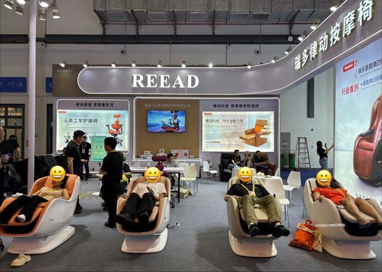 消博手记 | 打工人有救了？消博会上那张让人“抖睡”的椅子，居然是航天员同款  第1张